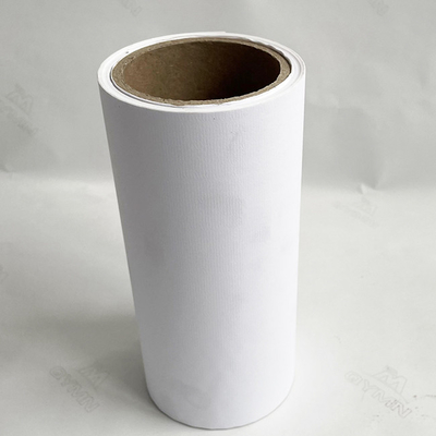 Le revêtement blanc enduit d'auto-collant du tissu 80G masquent les étiquettes adhésives avec la colle chaude de fonte